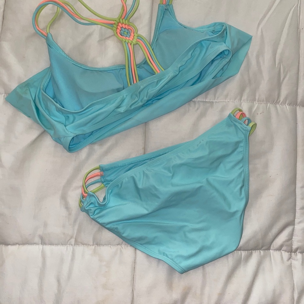 Bikini - Picture 2 of 4